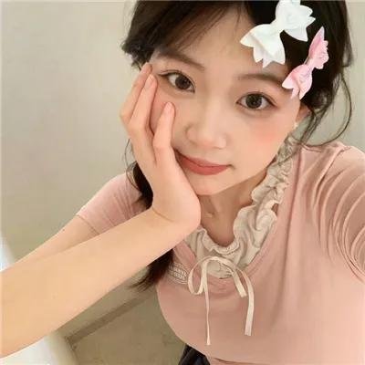 当她换上泳衣
